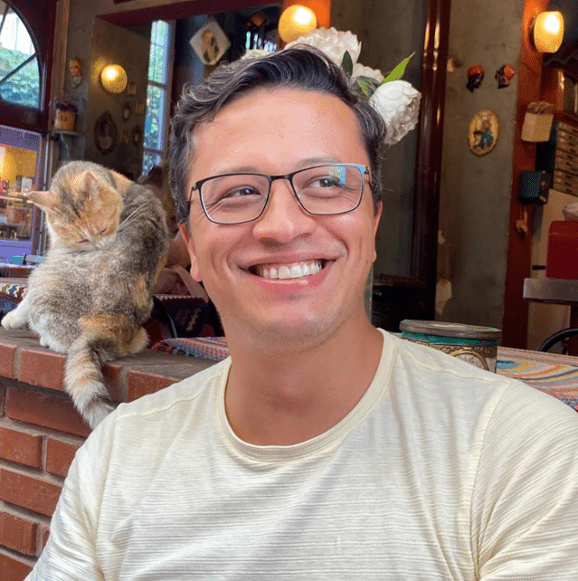 Image of a smiling Dr Ismail Ilkan Ceylan (University of Oxford) with a cat.