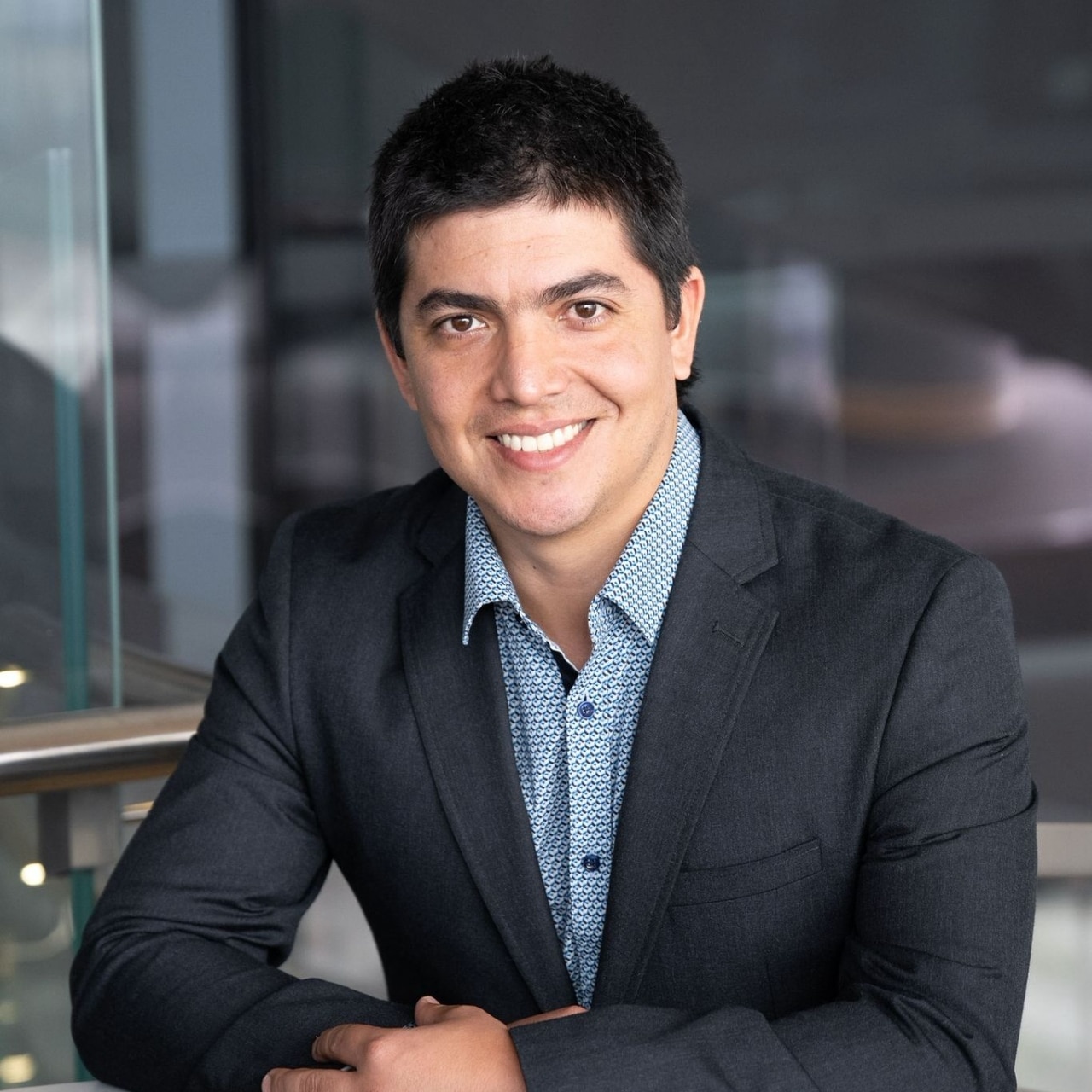 Headshot of Professor Roman Marchant